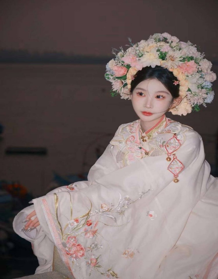 妻子在厨房被三个男人欺负的后果,最新高清电影电视剧